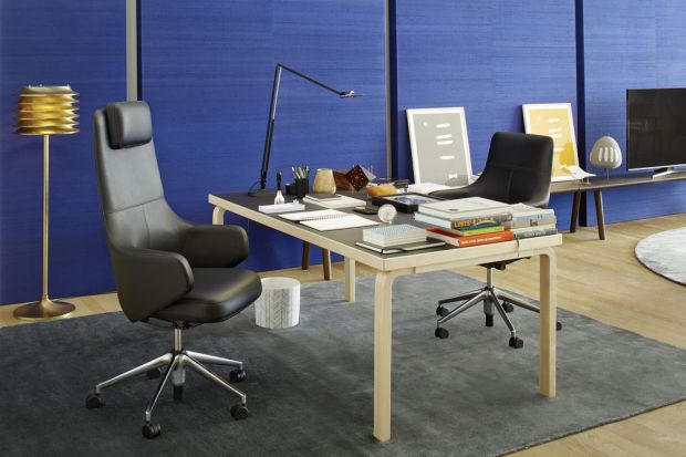 Een vloerkleed per woonsfeer: in de werkruimte een vierkant kleed en bij de zithoek een ronde (Bron: vitra.com)